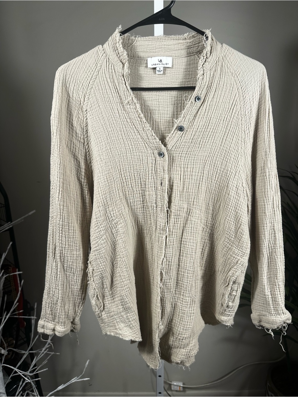 P211. Urban Daisy 100% Cotton Double Gauze Raw Edge Top size small oversized fit